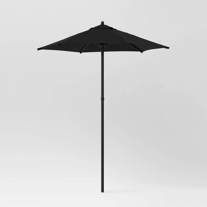 Parasol de patio noir pleine longueur avec mât en métal noir sur fond blanc