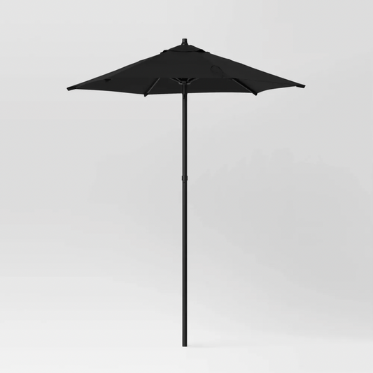 Parasol de patio noir pleine longueur avec mât en métal noir sur fond blanc
