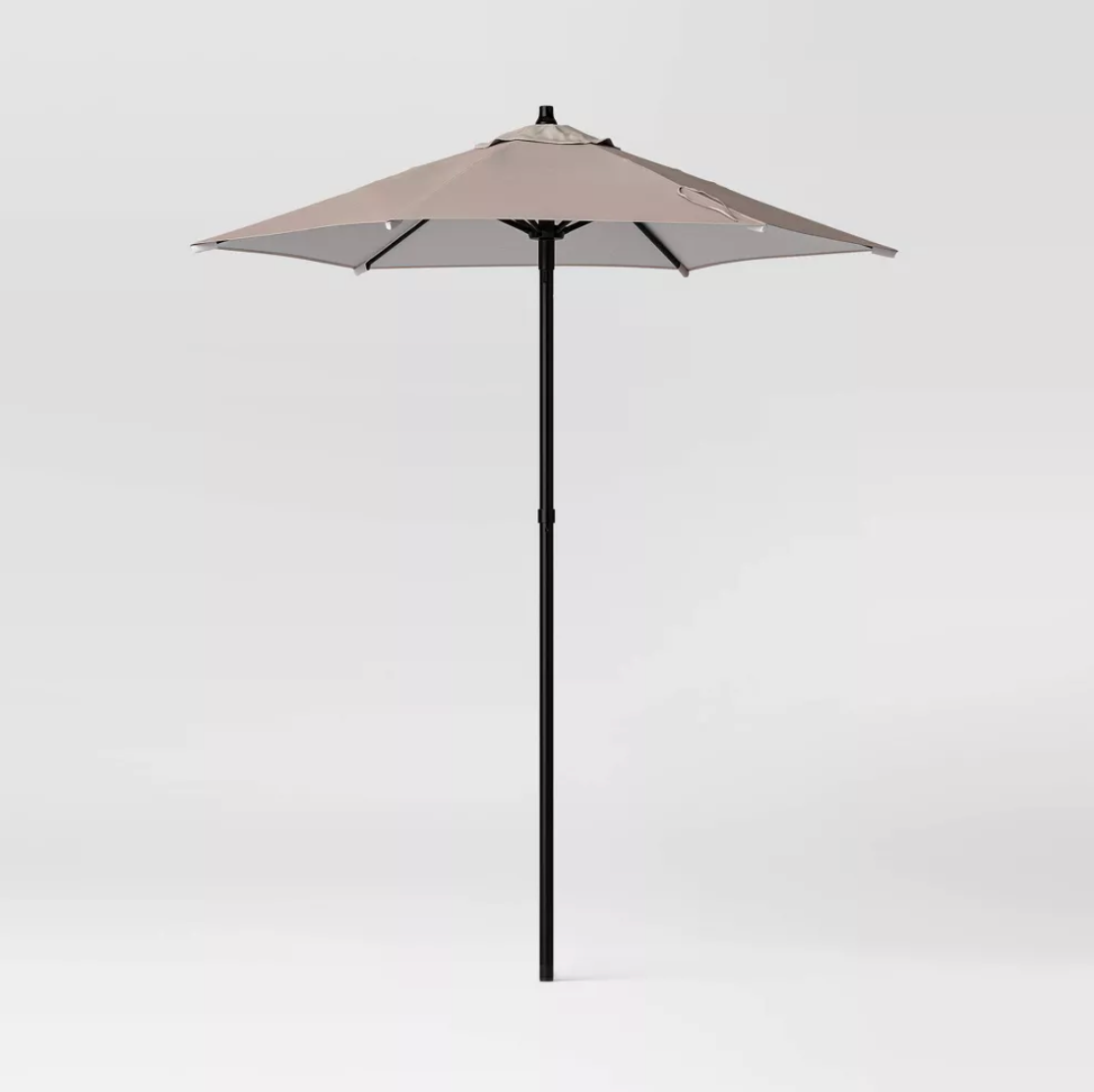 Parasol de patio Threshold taupe avec mât en métal noir, prise verticale complète du produit