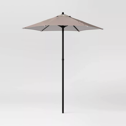 Parasol de patio Threshold taupe avec mât en métal noir, prise verticale complète du produit