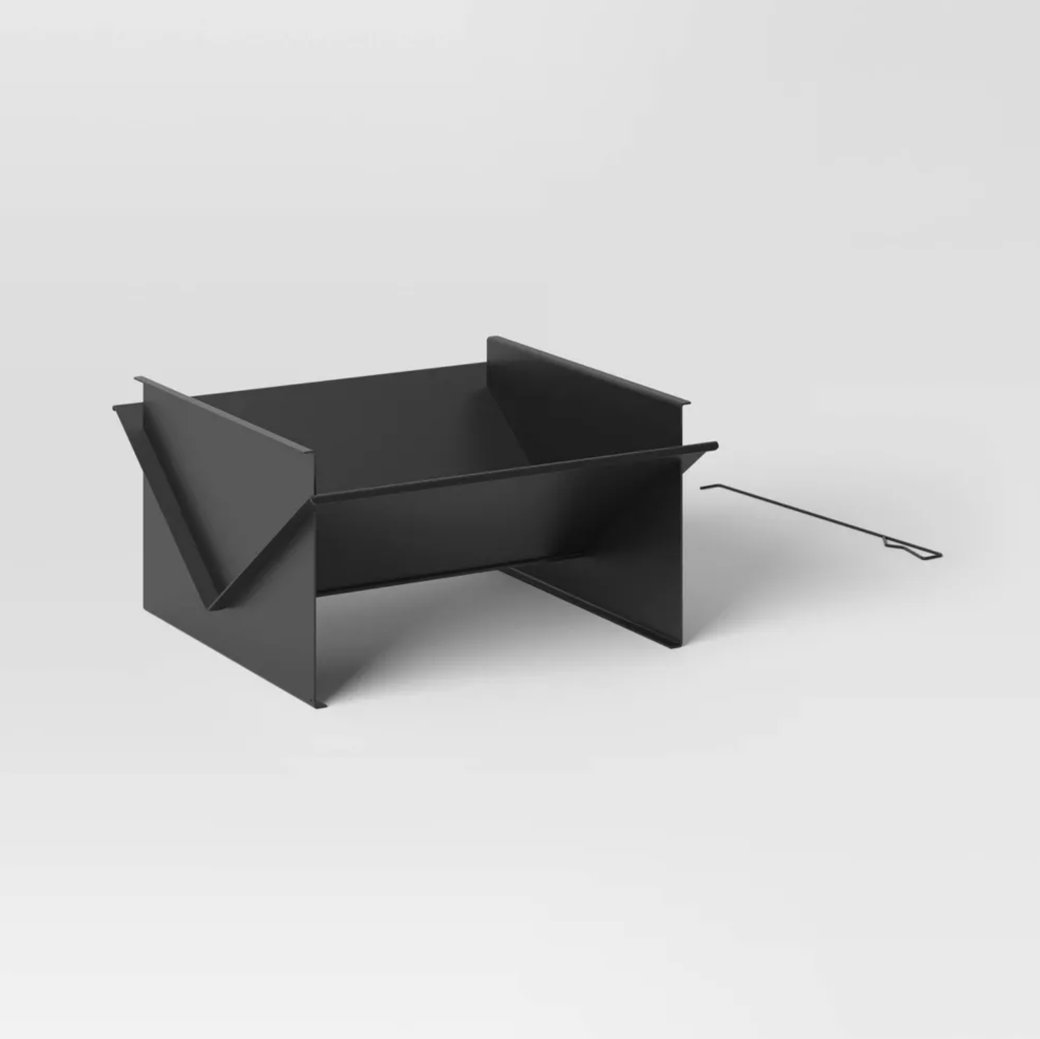 Foyer extérieur en acier noir en kit avec panneaux en V et tisonnier en métal, vue trois-quarts