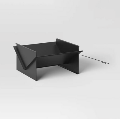 Foyer extérieur en acier noir en kit avec panneaux en V et tisonnier en métal, vue trois-quarts