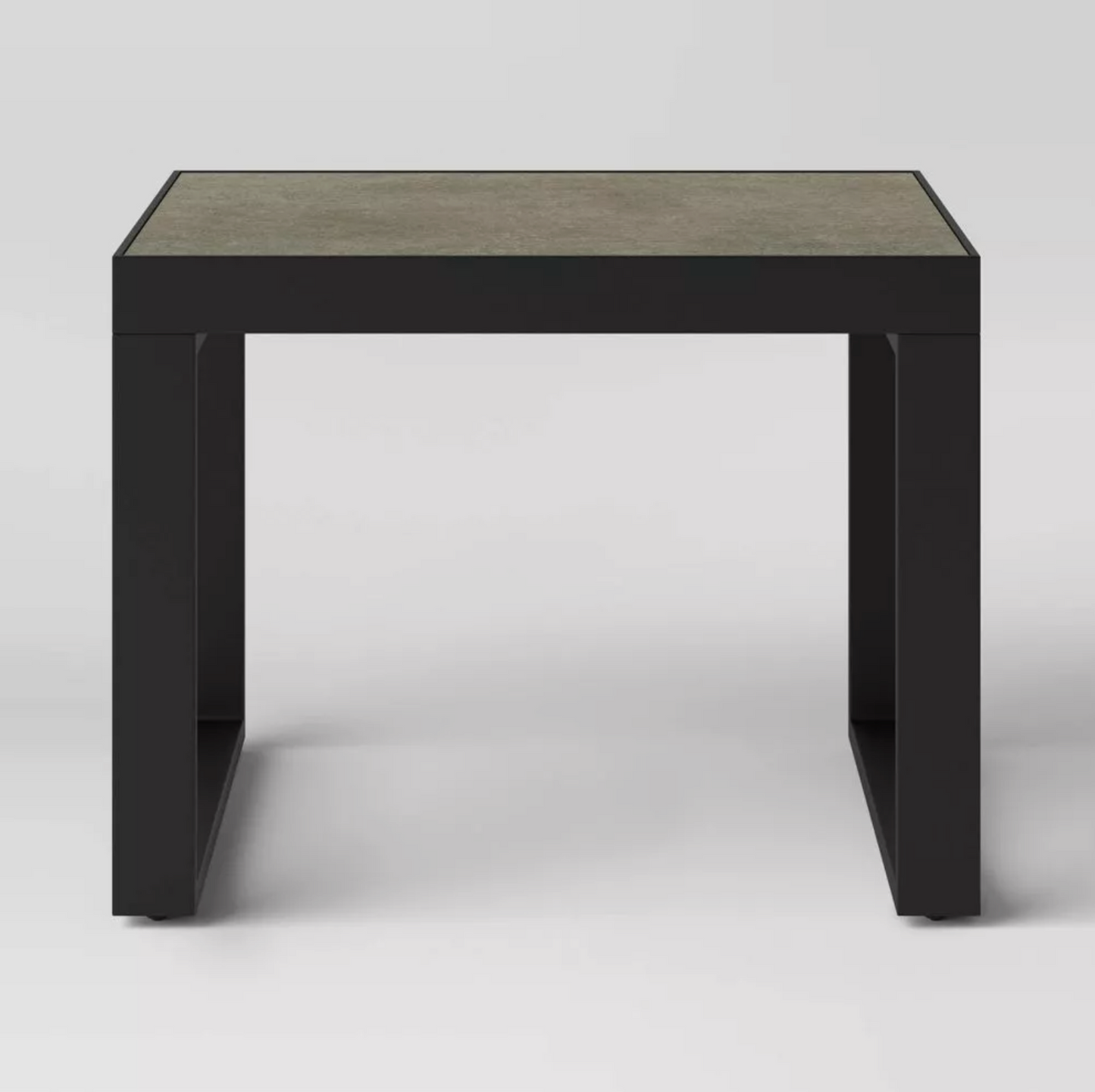 Vue de face de la table d'appoint de patio avec structure en acier noir et plateau à finition pierre mate