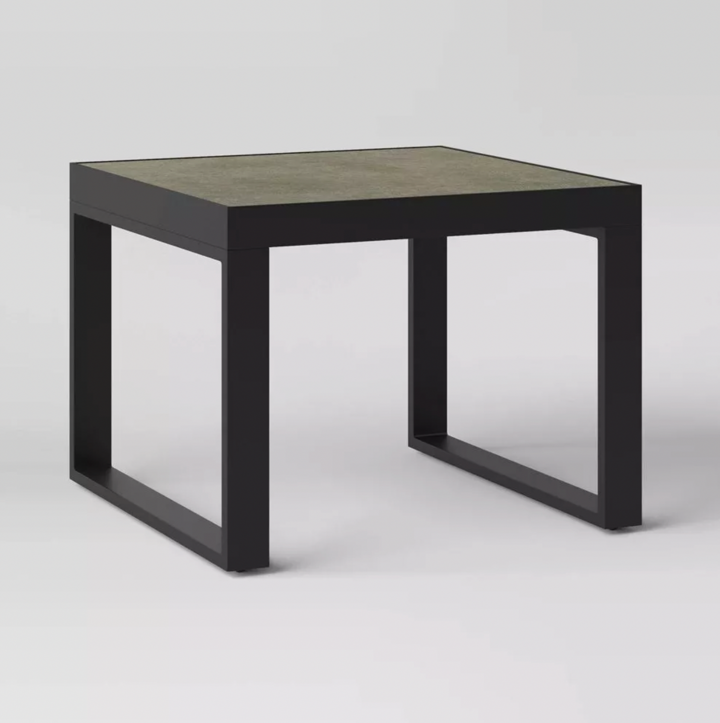 Table d'appoint carrée d'extérieur avec cadre en acier noir et plateau effet pierre texturé, vue trois-quarts