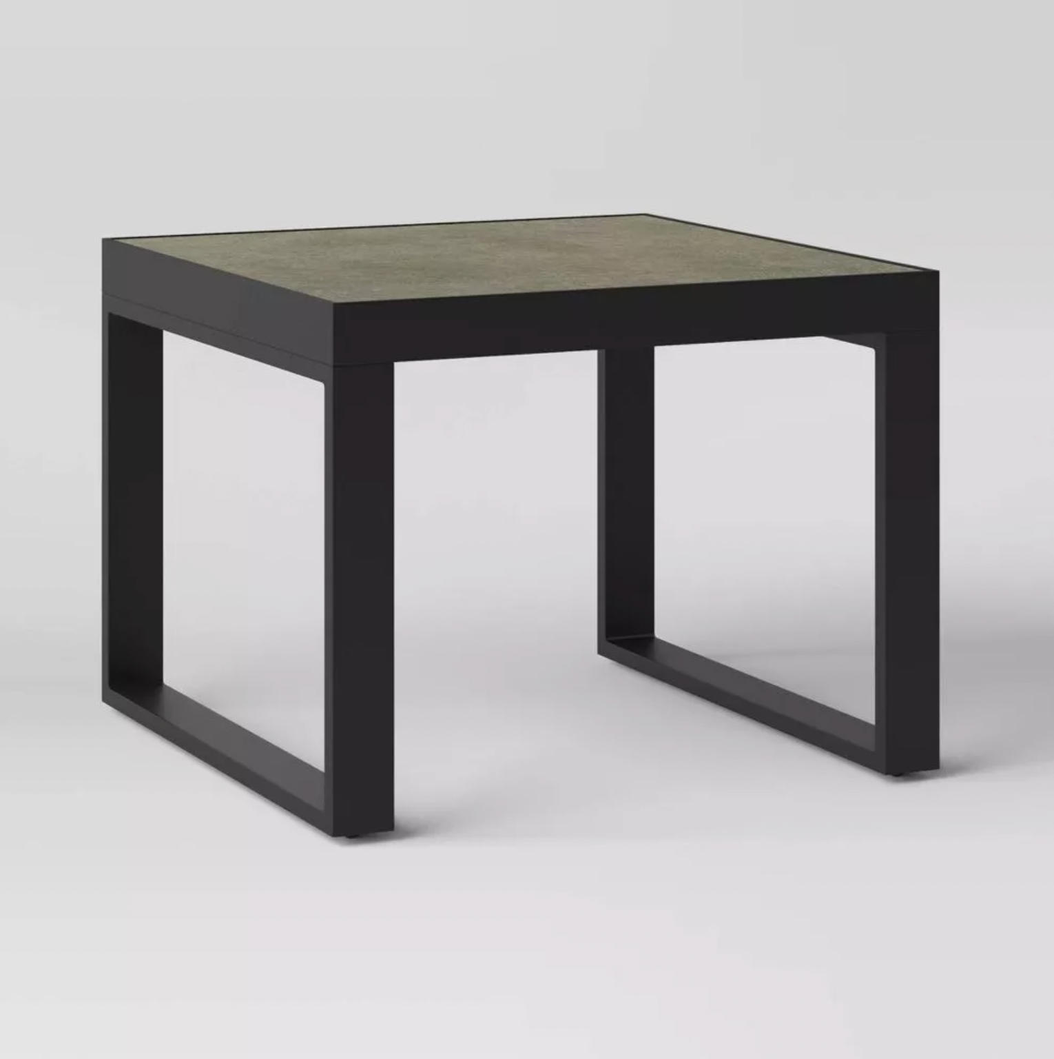 Table d'appoint carrée d'extérieur avec cadre en acier noir et plateau effet pierre texturé, vue trois-quarts