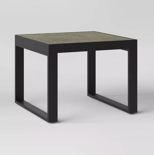 Table d'appoint carrée d'extérieur avec cadre en acier noir et plateau effet pierre texturé, vue trois-quarts