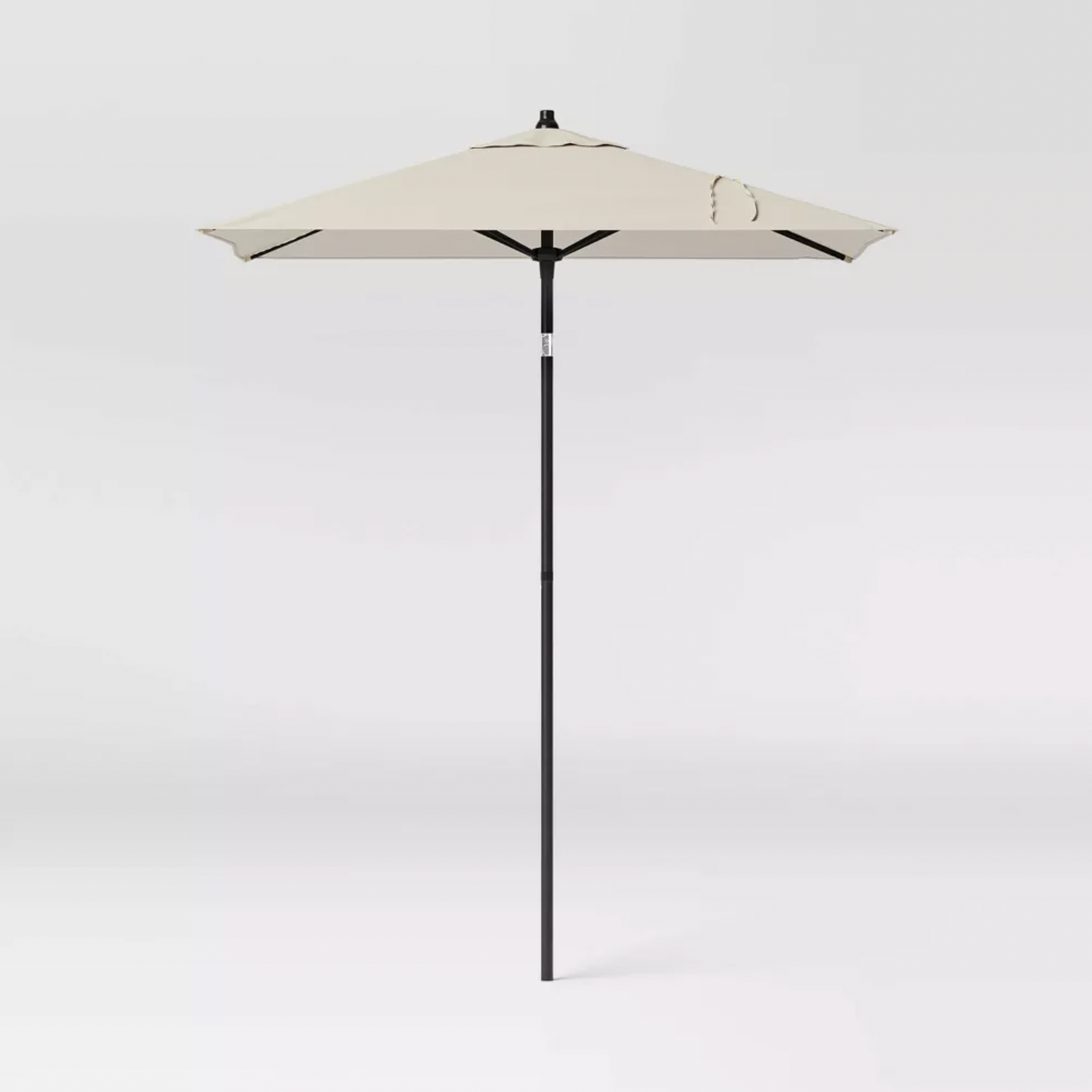 Parasol de patio carré Threshold beige avec mât noir et manivelle, vue de face complète du produit