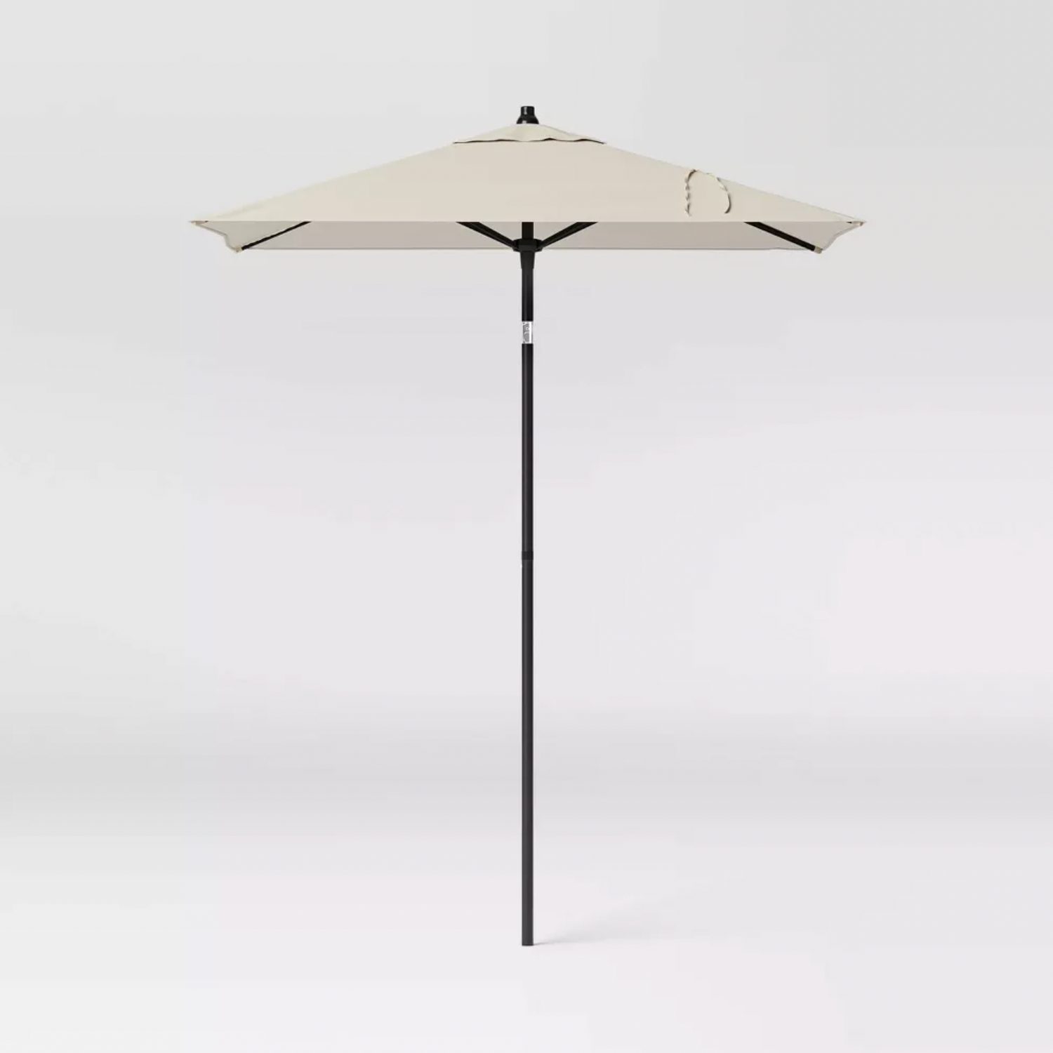 Parasol de patio carré Threshold beige avec mât noir et manivelle, vue de face complète du produit