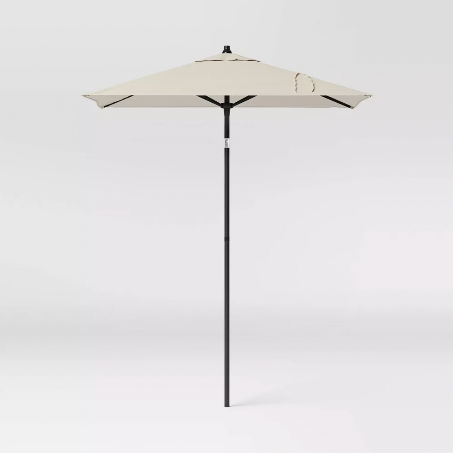 Parasol de patio carré Threshold beige avec mât noir et manivelle, vue de face complète du produit