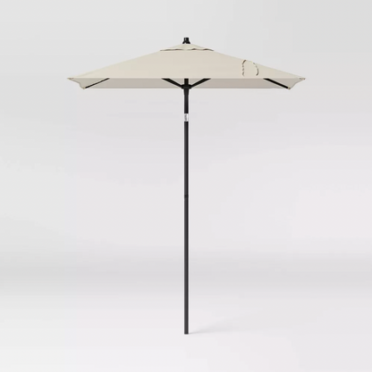 Parasol de patio carré Threshold beige avec mât noir et manivelle, vue de face complète du produit