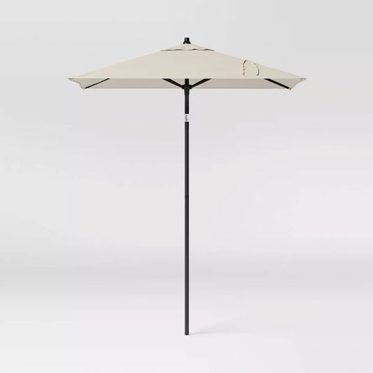 Parasol de patio carré Threshold beige avec mât noir et manivelle, vue de face complète du produit
