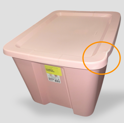 Vue plongeante d'une boîte rose pâle avec étiquette jaune et couvercle à clipser fermé