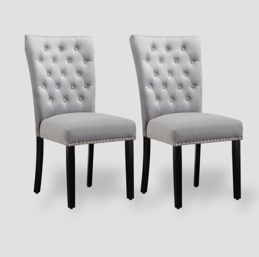 Paire de chaises de salle à manger en velours gris capitonné avec garniture cloutée et pieds en bois foncé, vue de face