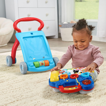 Jeune fille jouant avec le panneau d'activités détachable du trotteur VTech sur le tapis du salon