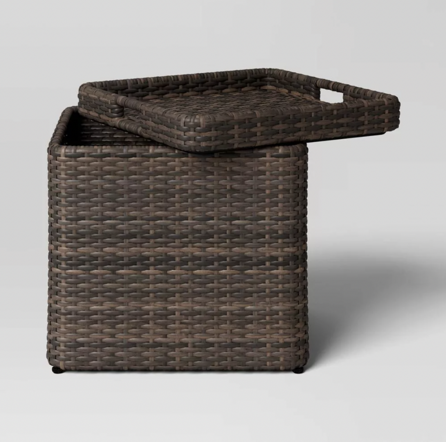Table d'appoint en osier brun avec plateau soulevé révélant le compartiment de rangement caché