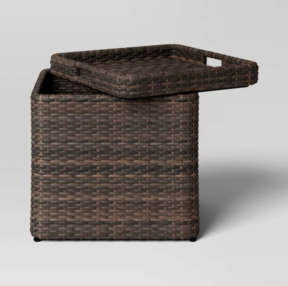 Table d'appoint en osier brun avec plateau soulevé révélant le compartiment de rangement caché