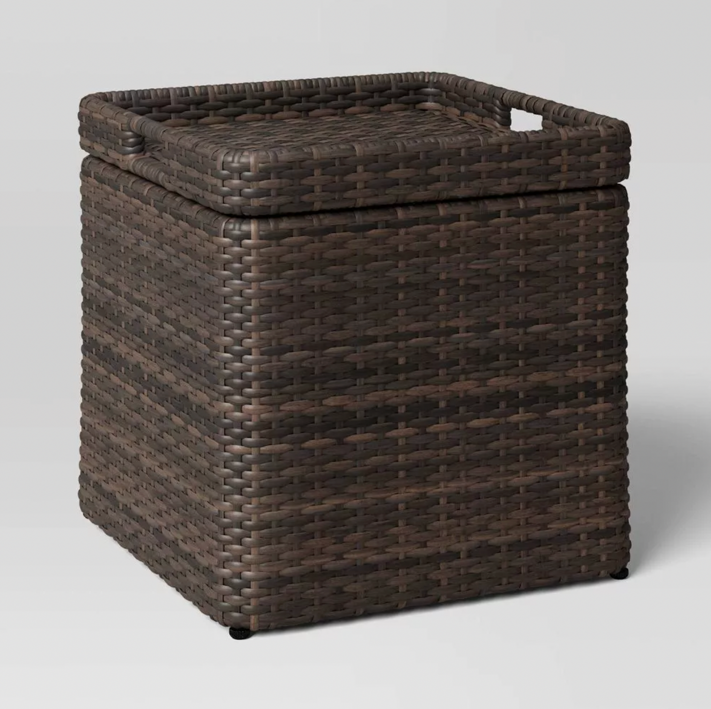 Table d'appoint carrée en osier brun avec plateau amovible faisant couvercle, vue trois-quarts