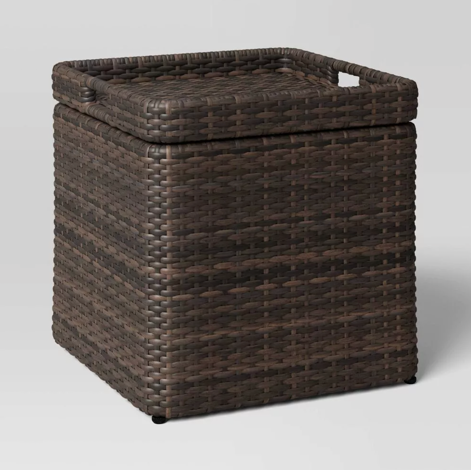 Table d'appoint carrée en osier brun avec plateau amovible faisant couvercle, vue trois-quarts