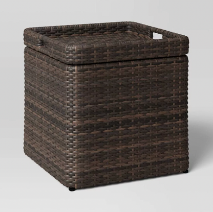 Table d'appoint carrée en osier brun avec plateau amovible faisant couvercle, vue trois-quarts