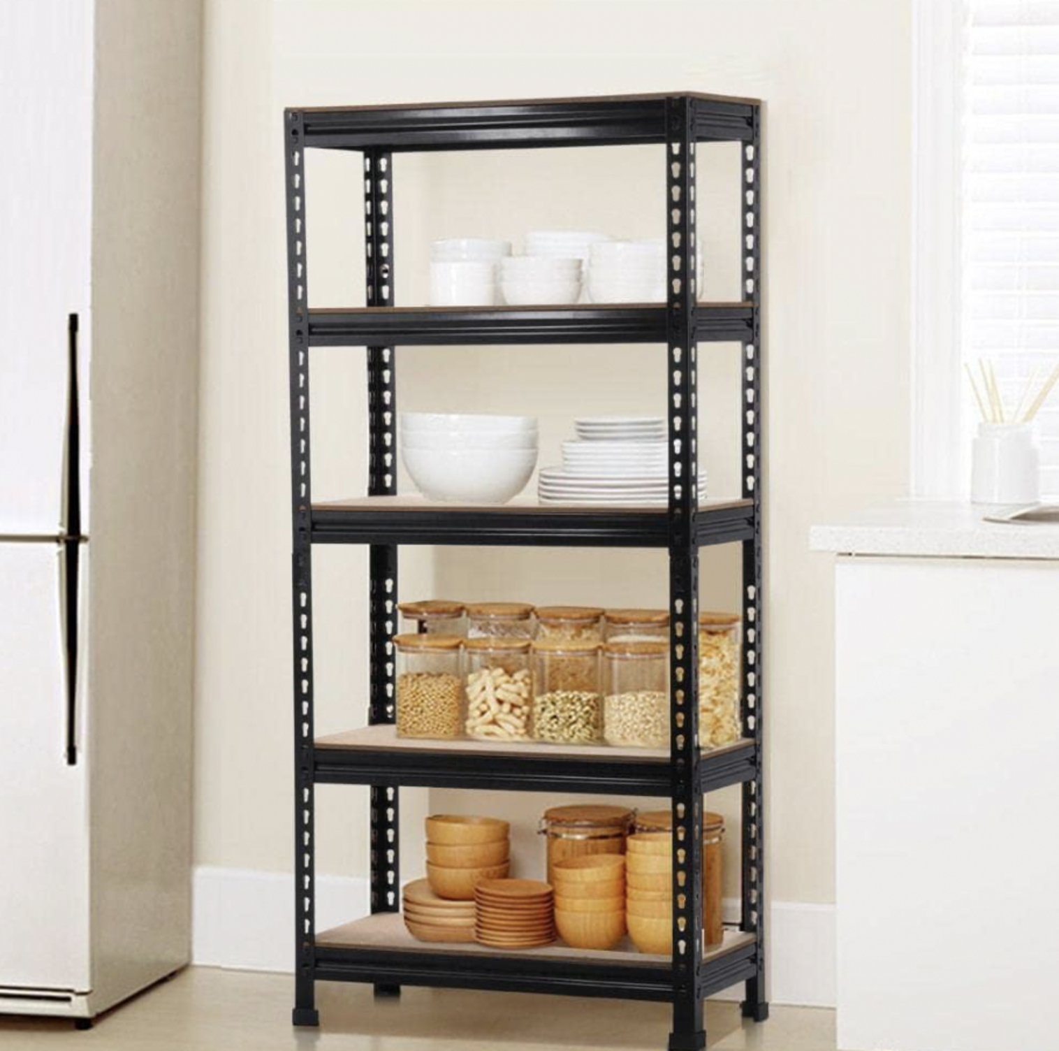 Étagère Yaheetech 5 niveaux dans une cuisine avec bols blancs, assiettes, pots en verre et bols en bois